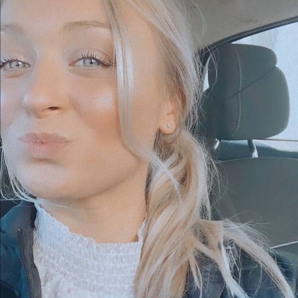 Meet your Posher, Stephanie - Picture 2 of 3